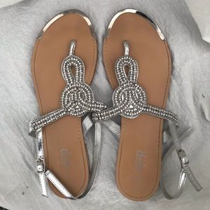 Rhinestone knot Pattern sandals. Size (8)
